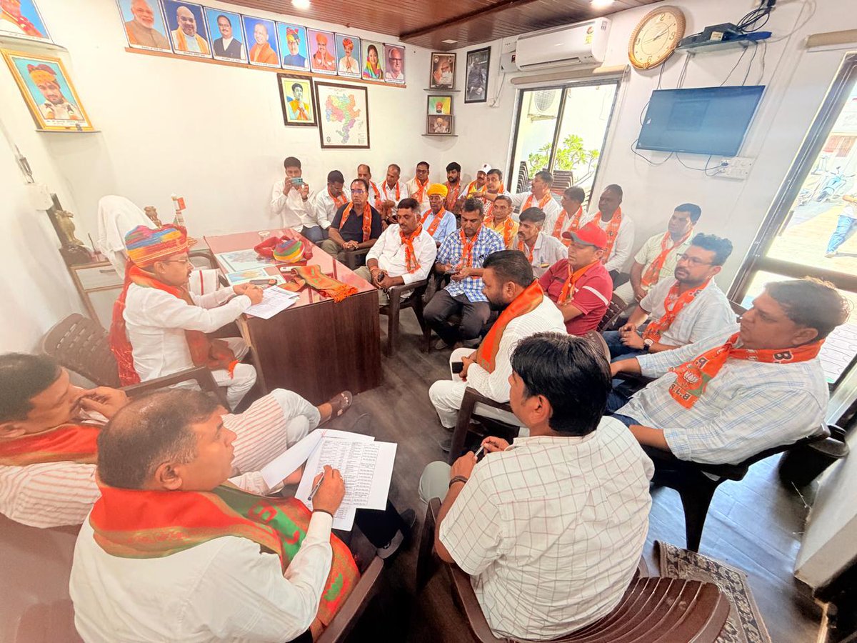 BJP4Rajasthan's tweet photo. जैतारण में प्रधानमंत्री श्री @narendramodi जी की 21 अप्रैल को प्रस्तावित पचपदरा रैली के सफल आयोजन एवं तैयारियों को लेकर विधायक सेवा केंद्र में एक महत्वपूर्ण बैठक आयोजित की गई। बैठक में जिला प्रभारी एवं प्रदेश मंत्री श्री @MandanAjit के नेतृत्व में रैली से संबंधित विभिन्न व्यवस्थाओं एवं जिम्मेदारियों पर विस्तृत चर्चा की गई।

इस अवसर पर जैतारण विधानसभा प्रभारी एवं पूर्व विधायक (टोंक) श्री अजित मेहता, जिला उपाध्यक्ष श्री नारायण कुमावत, जैतारण विधानसभा संयोजक श्री देवेन्द्र सिंह जोधा, जैतारण मंडल अध्यक्ष श्री कमलेश सोनी, बाबरा मंडल अध्यक्ष श्री राजवेंद्र सिंह भाटी, बलुन्दा मंडल अध्यक्ष श्री नरेंद्र प्रजापति, निमाज मंडल अध्यक्ष श्री दुर्गाराम, बलाड़ा मंडल अध्यक्ष श्री शिवराज गुर्जर सहित सभी मंडलों के महामंत्रीगण उपस्थित रहे।

बैठक में रैली में अधिक से अधिक जनसमूह की भागीदारी सुनिश्चित करने, प्रत्येक मण्डल स्तर पर तैयारियों को सुदृढ़ करने एवं जिम्मेदारियों के प्रभावी क्रियान्वयन पर विशेष जोर दिया गया। सभी पदाधिकारियों को अपने-अपने क्षेत्र में सक्रिय रूप से कार्य करते हुए रैली को ऐतिहासिक बनाने का आह्वान किया गया।