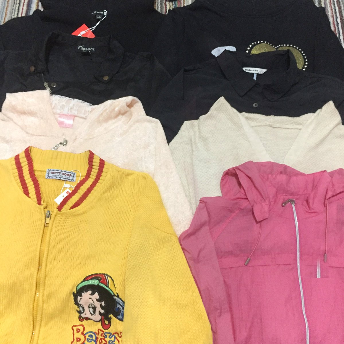 GUYS MERAPAT‼️
aku mau share atasan knit kaos  pendek, panjang, Hoodie, jaket zipper sama jeans! mostly 20-30kan🫵🏻😭 byk bgtt yg gemes2 masih like new >< 

MINBEL 50K FREE ATASAN 1-2! 
COD Freeong 🍊 Jaktim
Likes/rep yg titip spill yuk👇🏻
