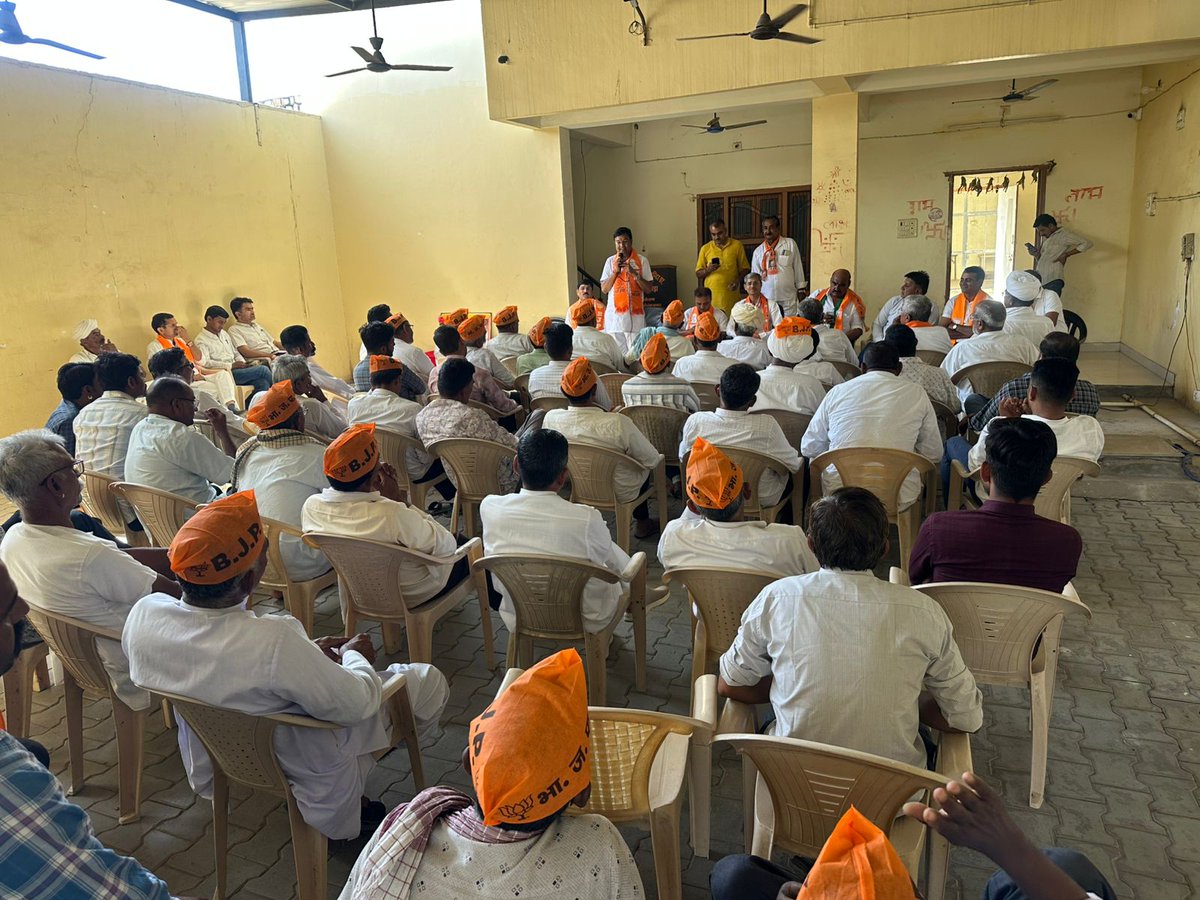 sanwalaramm's tweet photo. #रानीवाड़ा स्थित भाजपा कार्यालय में आगामी 21 अप्रैल को माननीय प्रधानमंत्री श्री नरेंद्र मोदी जी की पचपदरा में प्रस्तावित विशाल जन सभा एवं HPCL राजस्थान रिफाइनरी के भव्य लोकार्पण कार्यक्रम की तैयारियों को लेकर आयोजित संगठनात्मक बैठक में प्रवासी के नाते सहभागी बना।

#Sanwalaram #Bhinmal #Raniwara #Jalore #Pachpadra #Rajasthan #PmModi
@BhajanlalBjp @narendramodi @madanrrathore @NitinNabin @blsanthosh @AgrawalRMD