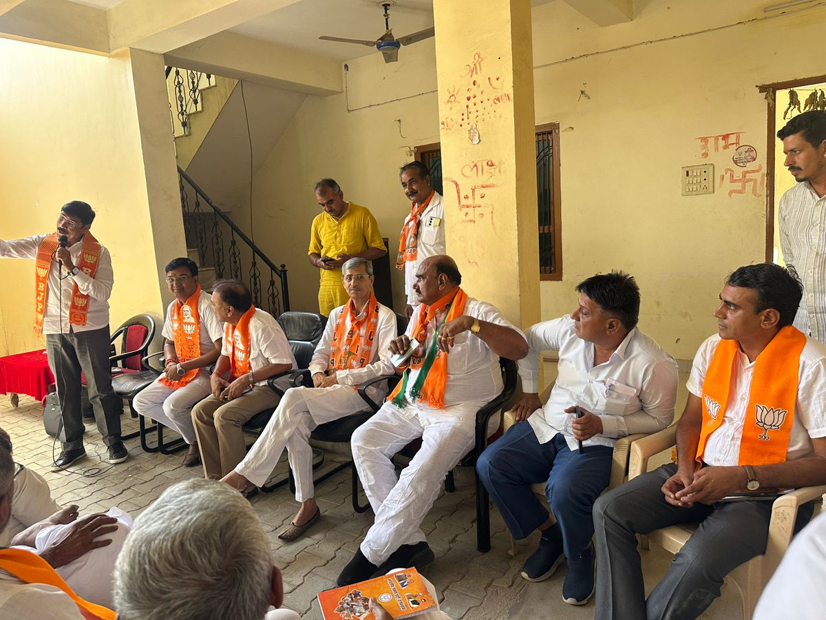 sanwalaramm's tweet photo. #रानीवाड़ा स्थित भाजपा कार्यालय में आगामी 21 अप्रैल को माननीय प्रधानमंत्री श्री नरेंद्र मोदी जी की पचपदरा में प्रस्तावित विशाल जन सभा एवं HPCL राजस्थान रिफाइनरी के भव्य लोकार्पण कार्यक्रम की तैयारियों को लेकर आयोजित संगठनात्मक बैठक में प्रवासी के नाते सहभागी बना।

#Sanwalaram #Bhinmal #Raniwara #Jalore #Pachpadra #Rajasthan #PmModi
@BhajanlalBjp @narendramodi @madanrrathore @NitinNabin @blsanthosh @AgrawalRMD