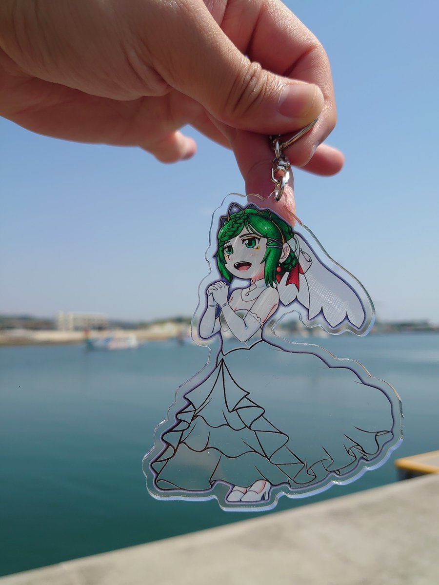 アンヌさんの👰衣装描いてアクキーで透明処理した。腰が細くて折れたので再度作る時は繋げて強度増します