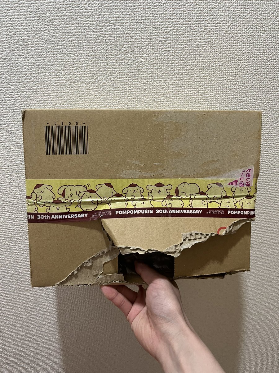 litsuiy's tweet photo. ポムポムプリン好きすぎる息子がサンリオからのダンボール見つけて、私が居ない間に開封試みてた🤣❤️
テープが30周年仕様でめっちゃ可愛い。 https://t.co/Brzc2Ekz9F