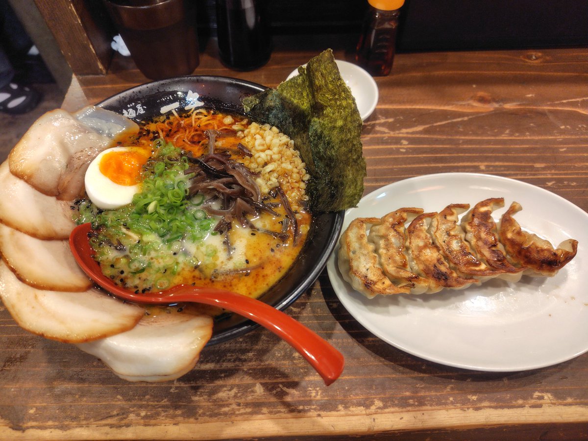 着先の名物
🐷🦶🍜食った