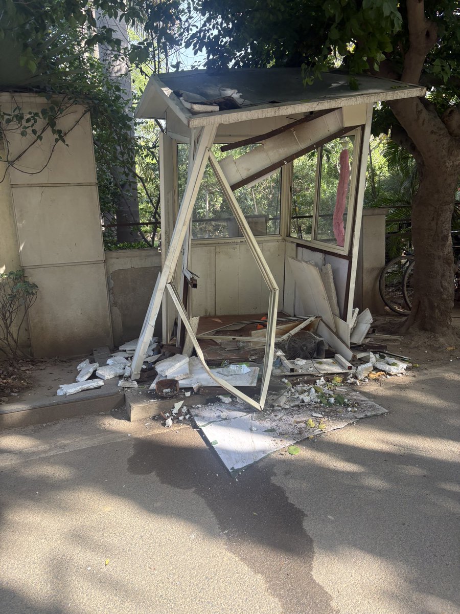 Rupalbansal's tweet photo. Few months back the MCG came and broke all gates in South city 1 and now they broke the Gaurd rooms set up. Will they provide us 24/7 security now? Why don’t they concentrate on pressing concerns rather than this? 

@MunCorpGurugram @DC_Gurugram @narendramodi @cmohry https://t.co/BFaygrK9Dd