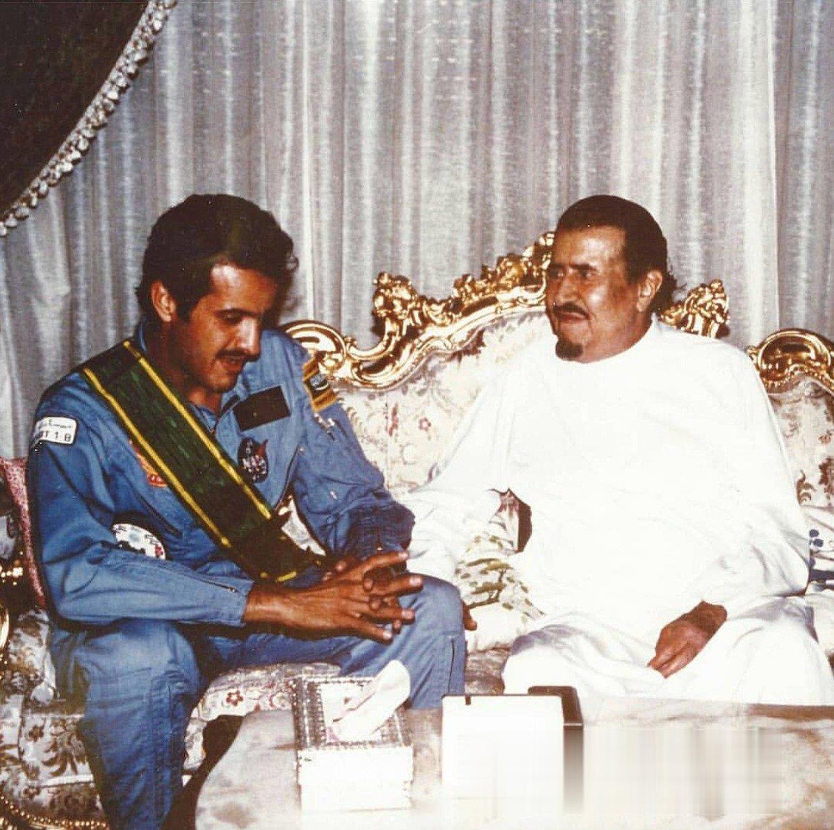 Awter9's tweet photo. من نوادر الصور للامير محمد بن عبدالعزيز رحمه الله في استقباله للامير سلطان بن سلمان رائد الفضاء عام 1985م https://t.co/91ru2Zizyc