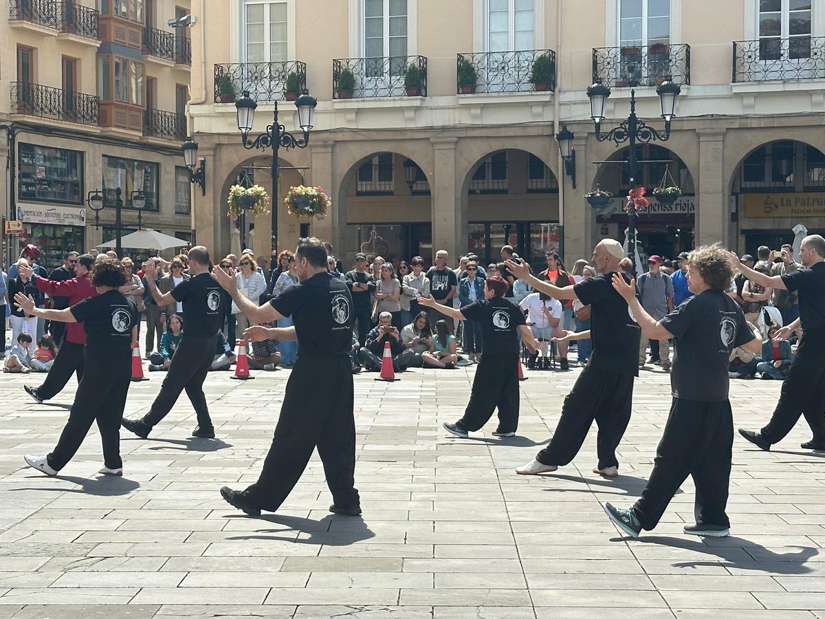 AytoLogrono's tweet image. 🧘‍♀️🧘| #Logroño celebra hoy el Día Internacional del Tai Chi con una jornada abierta con talleres y exhibiciones en la Plaza del Mercado organizada por la Asociación Amigos de China.

🔹 La concejala del área de #ServiciosSociales, Patricia @sainz_campo, les ha acompañado esta