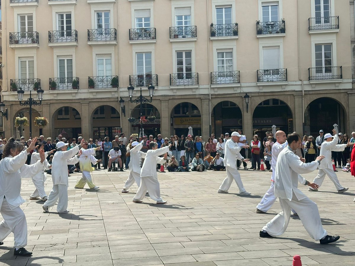AytoLogrono's tweet image. 🧘‍♀️🧘| #Logroño celebra hoy el Día Internacional del Tai Chi con una jornada abierta con talleres y exhibiciones en la Plaza del Mercado organizada por la Asociación Amigos de China.

🔹 La concejala del área de #ServiciosSociales, Patricia @sainz_campo, les ha acompañado esta