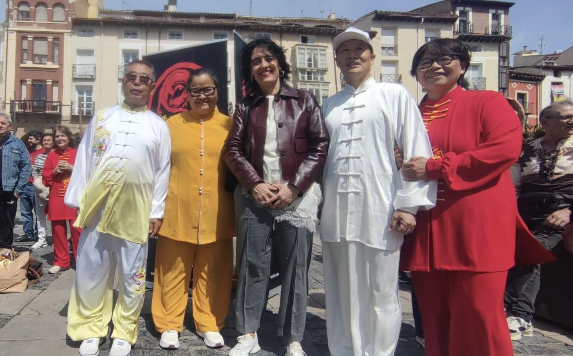 AytoLogrono's tweet image. 🧘‍♀️🧘| #Logroño celebra hoy el Día Internacional del Tai Chi con una jornada abierta con talleres y exhibiciones en la Plaza del Mercado organizada por la Asociación Amigos de China.

🔹 La concejala del área de #ServiciosSociales, Patricia @sainz_campo, les ha acompañado esta
