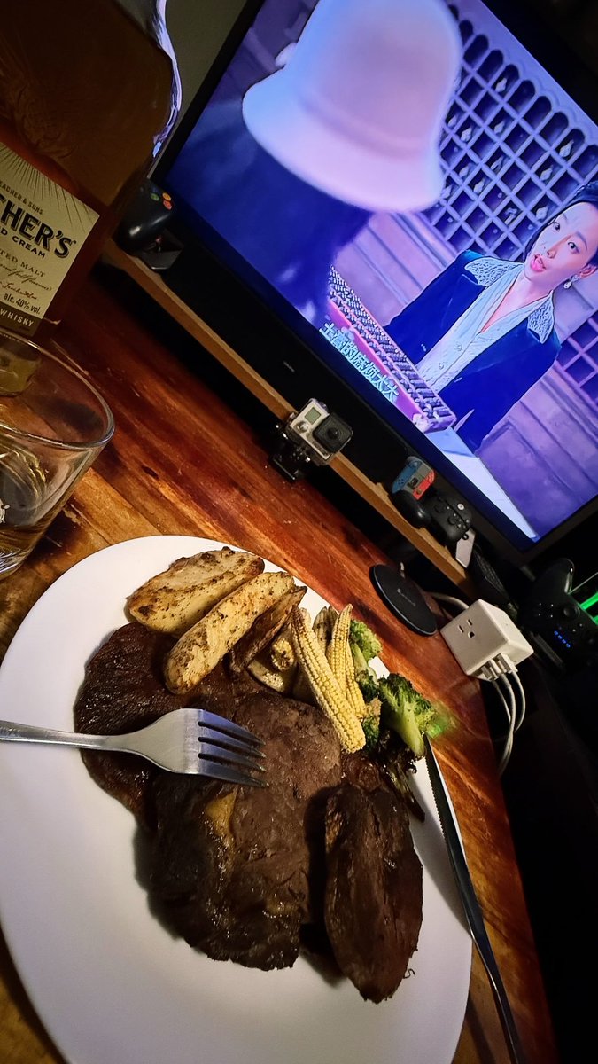 Heloongogogo's tweet image. 一份剛好的晚餐
一杯剛好的酒
配上一段剛好的安靜。

有些時候
不需要熱鬧
一個人也能過得很完整。

#dinner #steaknight #whiskey #lifestyle #nightvibes #mealtime #instafood #foodie #微醺生活 #一個人的晚餐 #生活儀式感 #療癒時光 #instadaily #chill