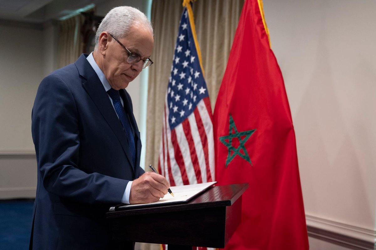 FAR_Maroc_'s tweet photo. في إطار أشغال الاجتماع الـ 14 للجنة الاستشارية للدفاع المغربية-الأمريكية، عقد الوزير المنتدب لدى رئيس الحكومة المكلف بإدارة الدفاع الوطني، رفقة الفريق أول، المفتش العام للقوات المسلحة الملكية وقائد المنطقة الجنوبية، لقاء رفيع المستوى مع السيد بيت هيغسيث، وزير الحرب الأمريكي. https://t.co/n3dDR2ym2i