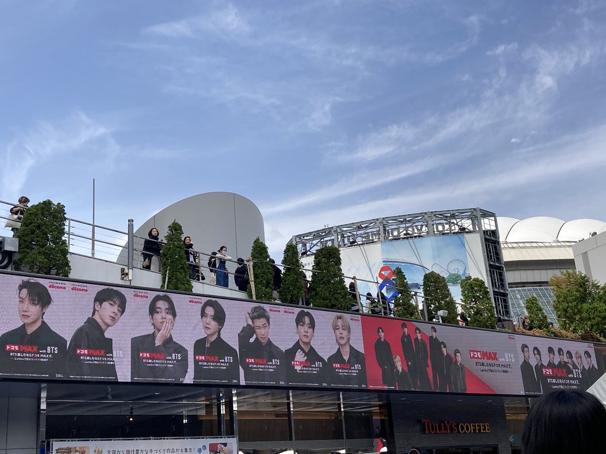 fmayu16's tweet photo. 今日は上の娘と東京ドームでした！
彼らと同じ空間にいたって言うのが、現実味が無さすぎて未だに不思議な気持ち。

なんの準備もできずに狼狽える��に下の娘がササッと応援グッズを準備してくれたのでそれを握りしめて参戦しました🥹
1人しか連れて行けなくてごめんなのに、応援してくれて感謝😭 https://t.co/Ie5AuREdUo