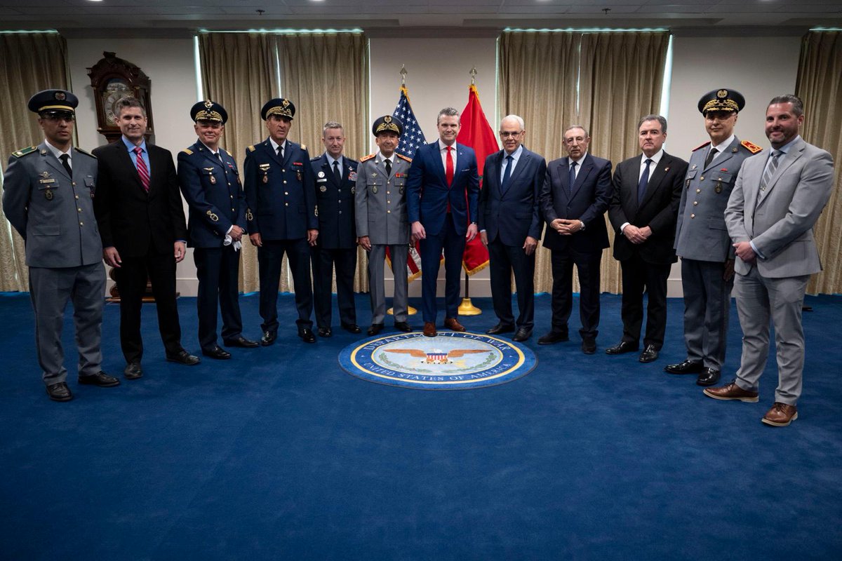 FAR_Maroc_'s tweet photo. في إطار أشغال الاجتماع الـ 14 للجنة الاستشارية للدفاع المغربية-الأمريكية، عقد الوزير المنتدب لدى رئيس الحكومة المكلف بإدارة الدفاع الوطني، رفقة الفريق أول، المفتش العام للقوات المسلحة الملكية وقائد المنطقة الجنوبية، لقاء رفيع المستوى مع السيد بيت هيغسيث، وزير الحرب الأمريكي. https://t.co/n3dDR2ym2i