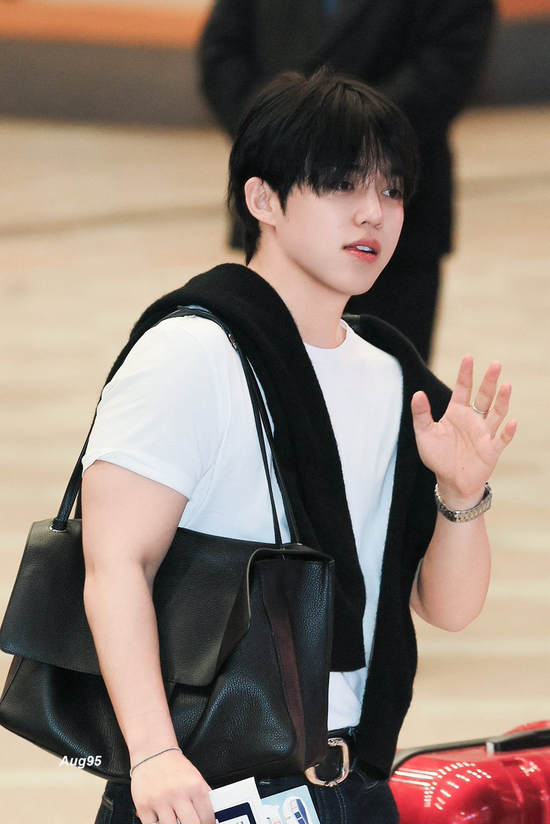 seungcheol seperti sedang berbunga-bunga…….. biasanya jg ganteng bgt tapi ini ganteng bgt promax…… ah…😩🤍