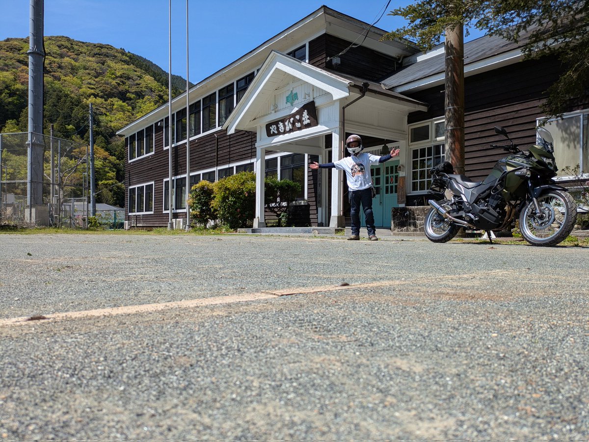 banzs370's tweet image. 終末ツーリングのТシャツが販売されているという事でversys-xの走行性能のお試しで西伊豆迄ひとっ走りして来たよ。
ついでにやまびこ荘で記念撮影📸
#終末ツーリング
#やまびこ荘
#versys-x250