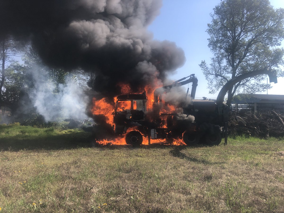 BFGraz's tweet image. LKW (Hackschnitzelmaschine) Brand heute in Graz Puntigam. 28 Einsatzkräfte der BFG standen im Einsatz. Personen sind keine verletzt worden #Graz #BFG 8 Fahrzeuge der BFG. Zwei C Rohre wurden vorgenommen