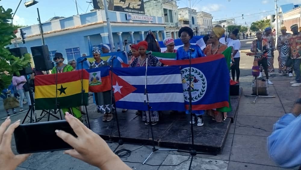 AnayMorera85's tweet photo. Ante el bloqueo,la mujer cubana no se rinde. Es científica, maestra, médica, obrera, madre y guerrera. Cada día inventa, resiste y crea sin rendirse. El cerco no detiene su fuerza,la múltiplica.#CubaEstáFirme https://t.co/CLEnUMESka