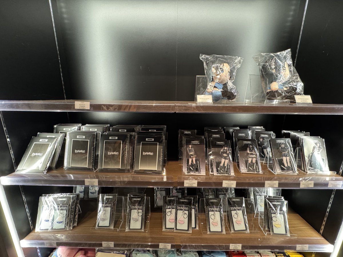 1119821314's tweet image. 109シネマズプレミアム新宿4/18（土）20:50時点でトレカ、ビューファインダー完売😅
再入荷予定は今のところ未定で入ってくるかもしれないし入ってこないかもしれない、とのことでした…(スタッフさんに確認しました。)午前中は在庫ありますって言ってたけど
#INVITATION #LE_SSERAFIM_INVITATION