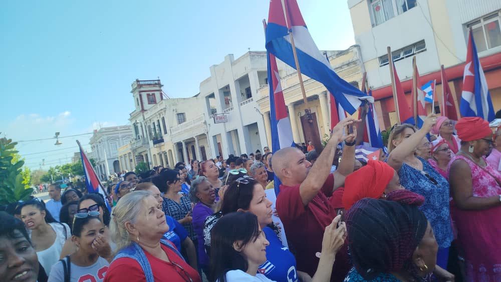 AnayMorera85's tweet photo. Ante el bloqueo,la mujer cubana no se rinde. Es científica, maestra, médica, obrera, madre y guerrera. Cada día inventa, resiste y crea sin rendirse. El cerco no detiene su fuerza,la múltiplica.#CubaEstáFirme https://t.co/CLEnUMESka