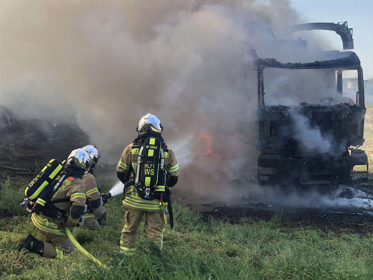 BFGraz's tweet image. LKW (Hackschnitzelmaschine) Brand heute in Graz Puntigam. 28 Einsatzkräfte der BFG standen im Einsatz. Personen sind keine verletzt worden #Graz #BFG 8 Fahrzeuge der BFG. Zwei C Rohre wurden vorgenommen
