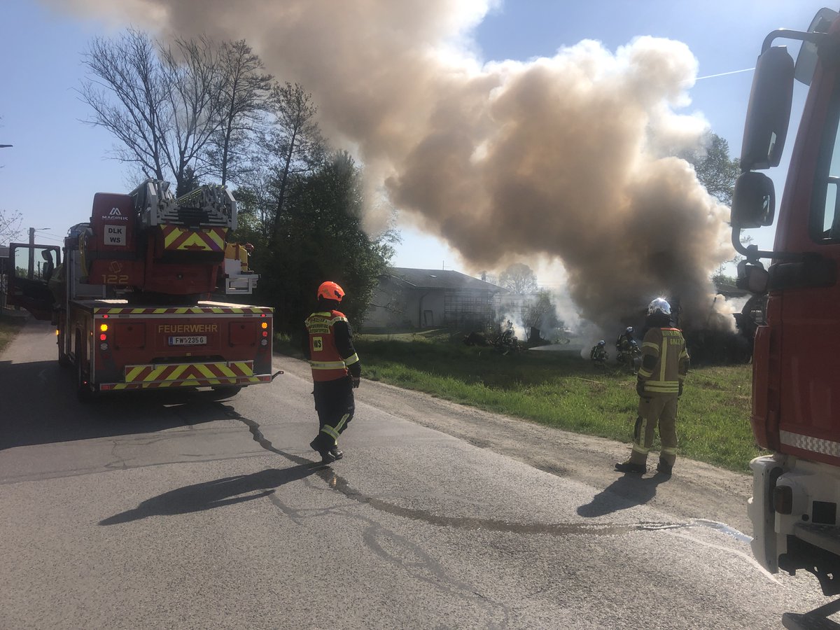 BFGraz's tweet image. LKW (Hackschnitzelmaschine) Brand heute in Graz Puntigam. 28 Einsatzkräfte der BFG standen im Einsatz. Personen sind keine verletzt worden #Graz #BFG 8 Fahrzeuge der BFG. Zwei C Rohre wurden vorgenommen