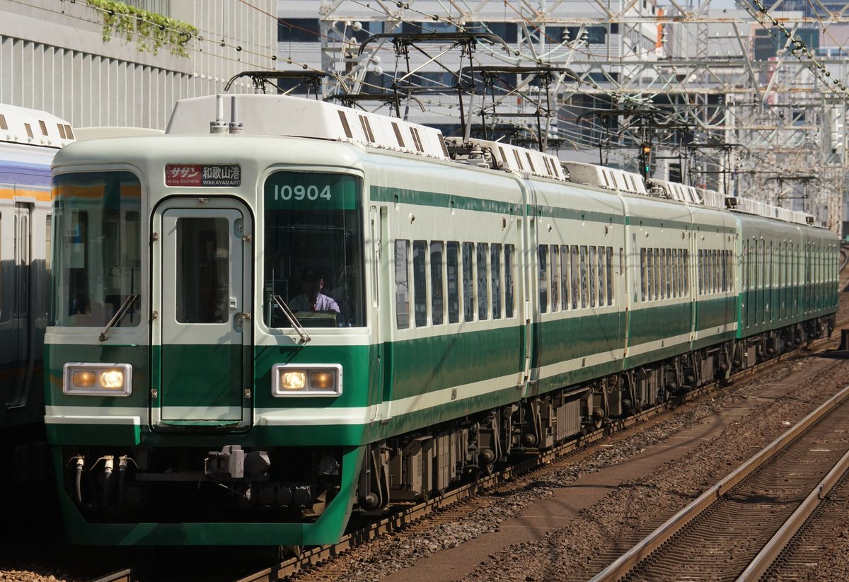 stationmasterb1's tweet photo. 南海電鉄撮影📸

10000系＋7100系　特急サザン
復刻塗装編成同士でコンビを組み、運転されていました✨
この日は運良く、数少ない和歌山港行きの運用に入りました✨

まもなくデビューする2000系改造車のGRAN天空も撮影できました📸

#南海電鉄
#特急サザン
#復刻塗装
#GRAN天空 https://t.co/AT0nvI4nKM