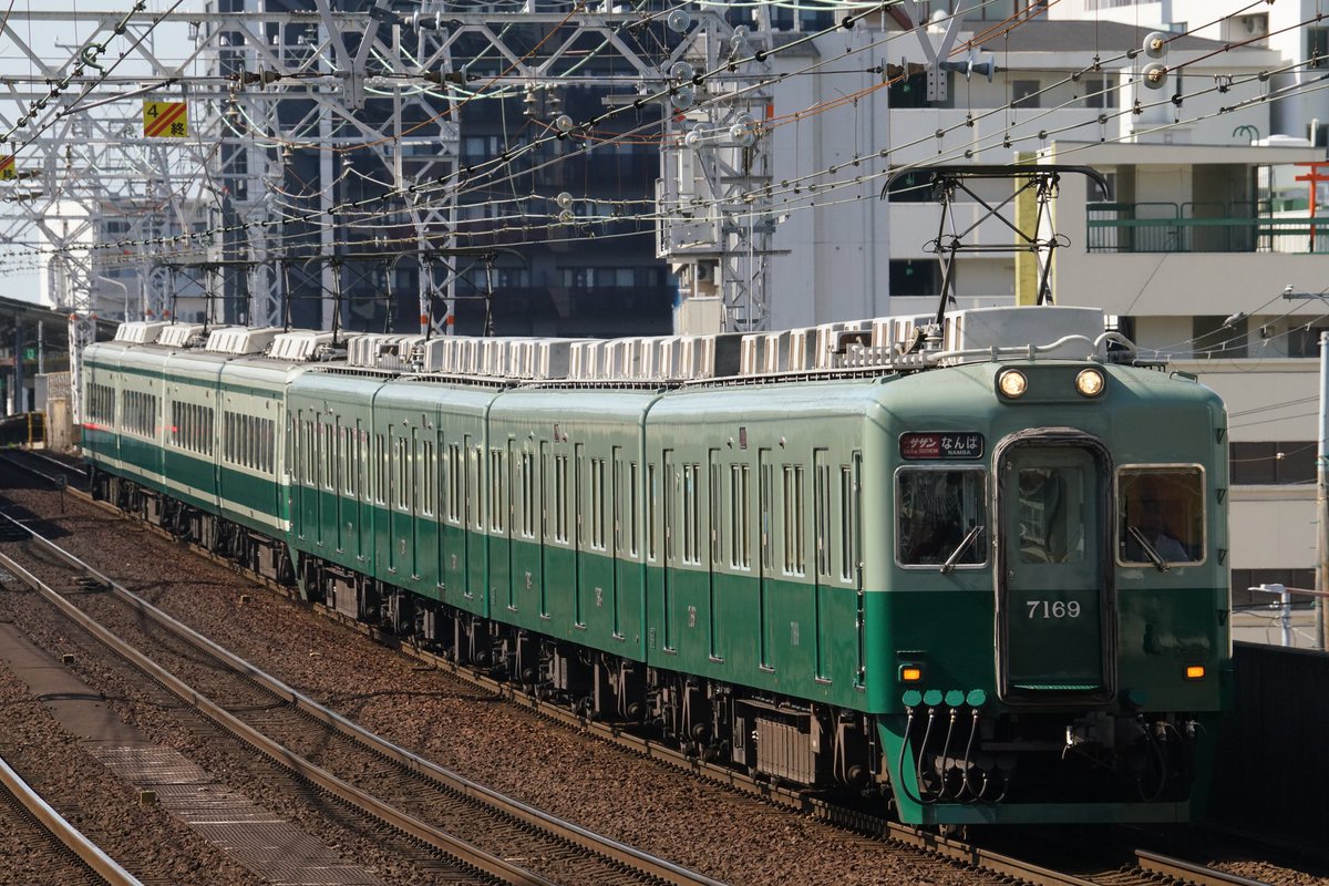 stationmasterb1's tweet photo. 南海電鉄撮影📸

10000系＋7100系　特急サザン
復刻塗装編成同士でコンビを組み、運転されていました✨
この日は運良く、数少ない和歌山港行きの運用に入りました✨

まもなくデビューする2000系改造車のGRAN天空も撮影できました📸

#南海電鉄
#特急サザン
#復刻塗装
#GRAN天空 https://t.co/AT0nvI4nKM