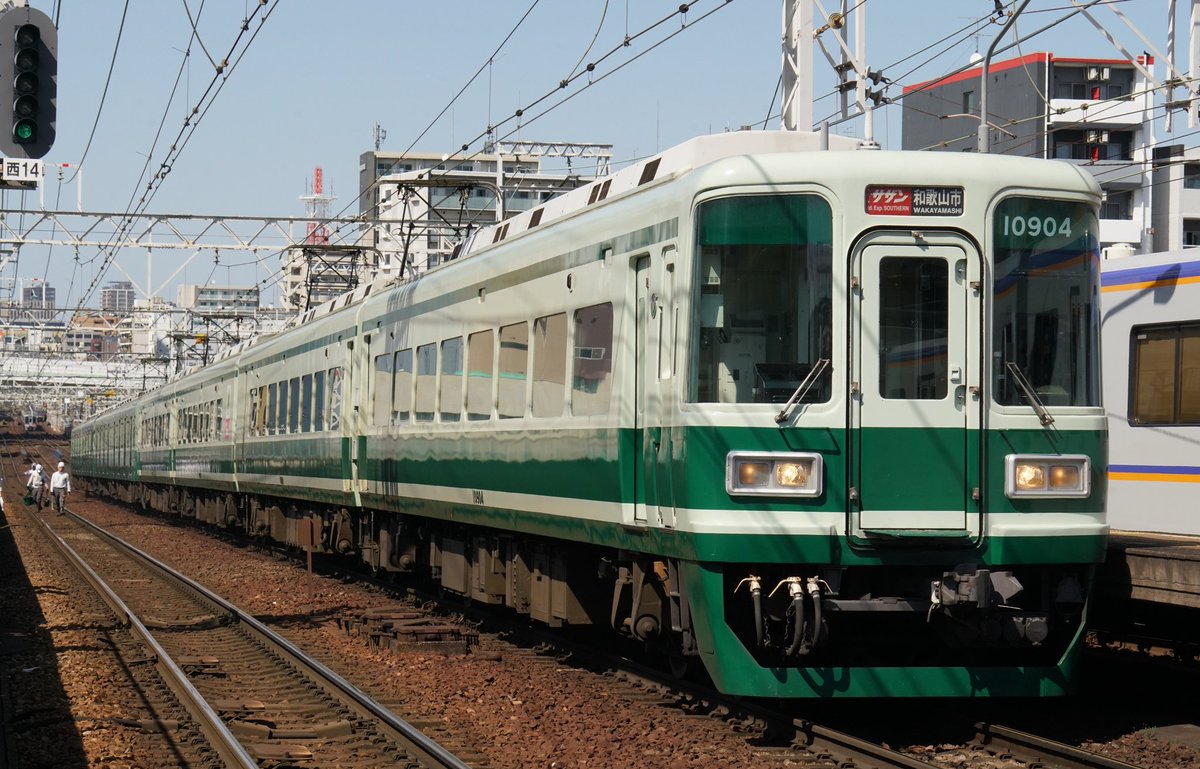 stationmasterb1's tweet photo. 南海電鉄撮影📸

10000系＋7100系　特急サザン
復刻塗装編成同士でコンビを組み、運転されていました✨
この日は運良く、数少ない和歌山港行きの運用に入りました✨

まもなくデビューする2000系改造車のGRAN天空も撮影できました📸

#南海電鉄
#特急サザン
#復刻塗装
#GRAN天空 https://t.co/AT0nvI4nKM