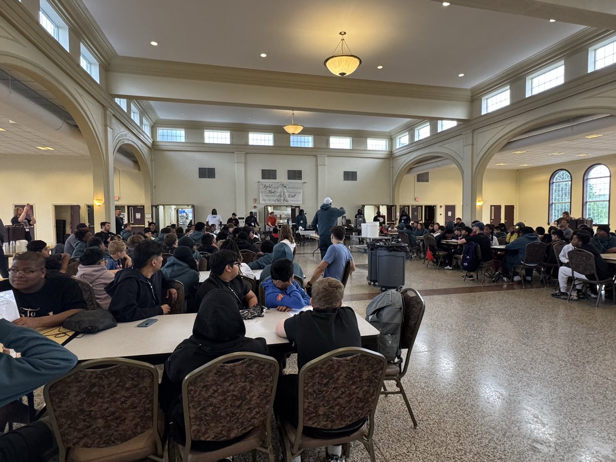 Thank you Anthony for talking to our campers! <a href="/MunozFoundation/">Anthony Muñoz Foundation</a> <a href="/AnthonyMunozHOF/">Anthony Muñoz</a> <a href="/MiddletownOH/">Middletown City Schools</a> <a href="/Creekvw_Tweets/">Creekview Elementary</a>