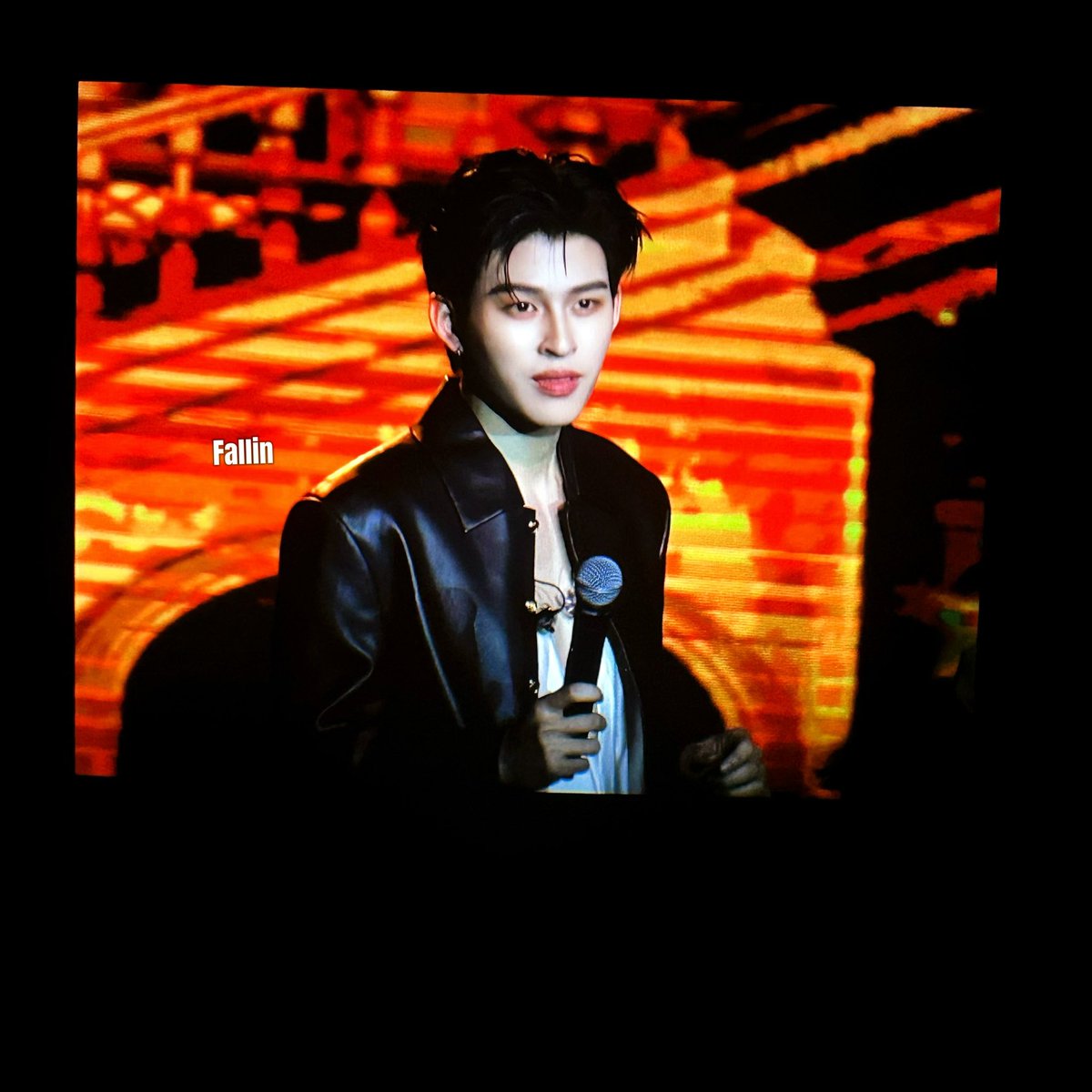 JustFallin tweet media