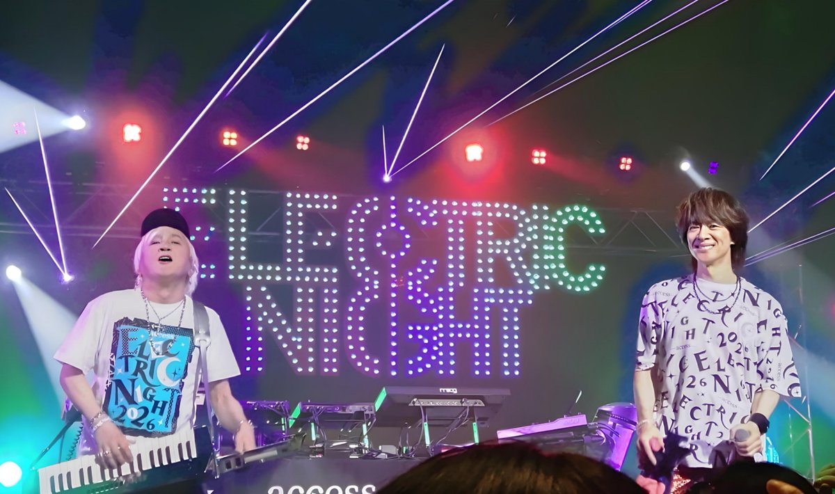 satsuki_chimi's tweet image. accessのライブってレーザー見本市かなって位レーザーの色の種類あるよね
#access
#エレナイネタバレ26