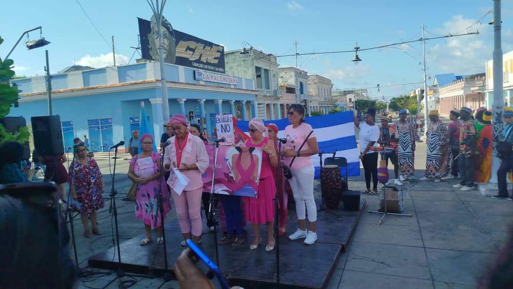 AnayMorera85's tweet photo. Ante el bloqueo,la mujer cubana no se rinde. Es científica, maestra, médica, obrera, madre y guerrera. Cada día inventa, resiste y crea sin rendirse. El cerco no detiene su fuerza,la múltiplica.#CubaEstáFirme https://t.co/CLEnUMESka