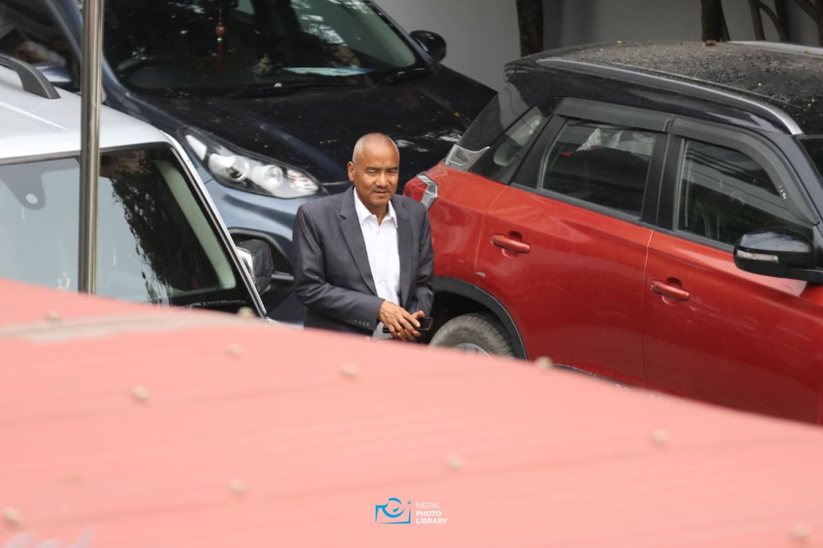 nepalphotolib's tweet image. सर्वोच्च अदालतको फैसलापछि कांग्रेस नेता पूर्णबहादुर खड्काले आफु नजिकका नेताहरु सङ आफ्नो निवासमा छलफल सुरु गरेका छन ।
तस्बिरहरु :  नेपाल फोटो लाइब्रेरी
#nepalphotolibrary #NewsUpdate #NPL #NepaliCongress