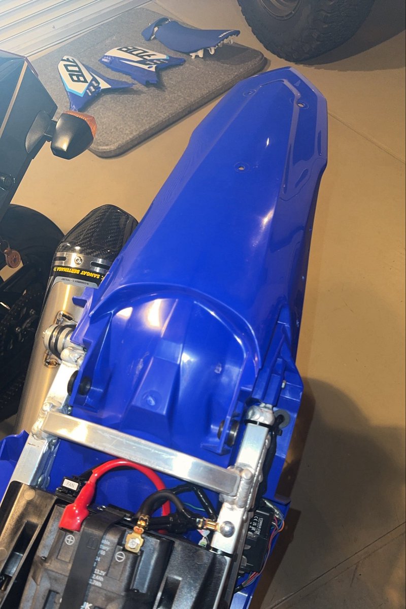 Ninja2300's tweet photo. 先週、オーダーしていたデカールが届いたので今夜貼りますよ〜

#yamaha 
#yz250fx 
#motard 
#モタード 
#motocrusader https://t.co/ov1BQrbnXa