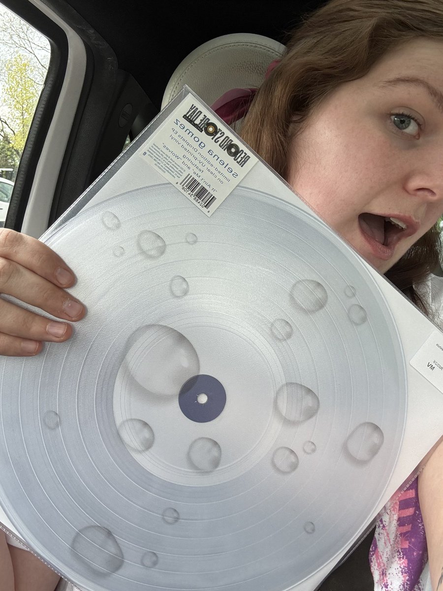 decodeselena's tweet photo. BEYOND EXCITED?!? this vinyl is everything i’ve wanted. can’t believe that i get to listen to the droplets on… VINYL🥹

@selenagomez @SelenaFanClub https://t.co/z4r21KGQOO