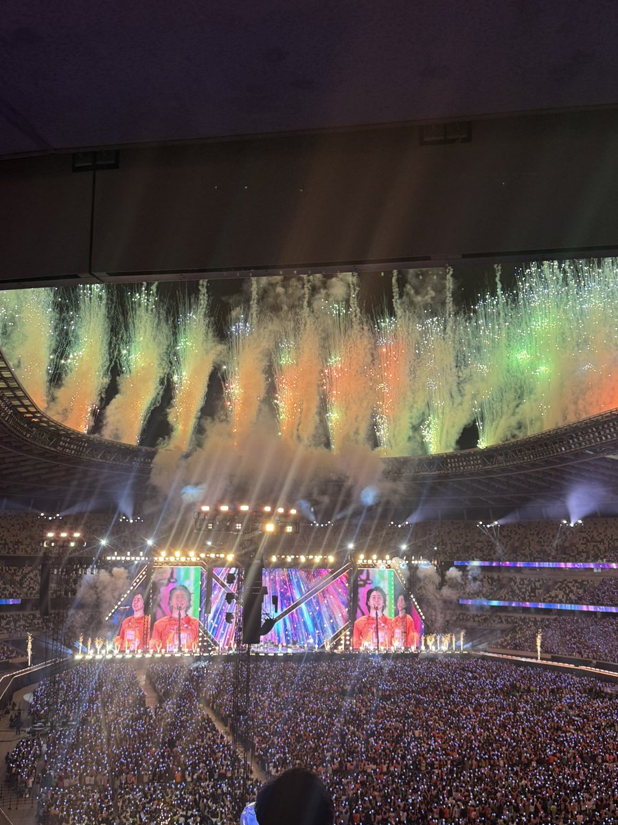 HarukiKai0628's tweet image. むかたんに「会食行こ」って誘われて向かったら

はにゃ！？

場所まさかの国立でミセスのLIVEやん。

個室のスイート通されて
ディナーにシャンパンにキャビアに
音はミセス

ありえないほどにきりがない本当に
豪華すぎる会食LIVE

今日も俺は優しい世界を生きている。
むかたんもミセスも最高だた