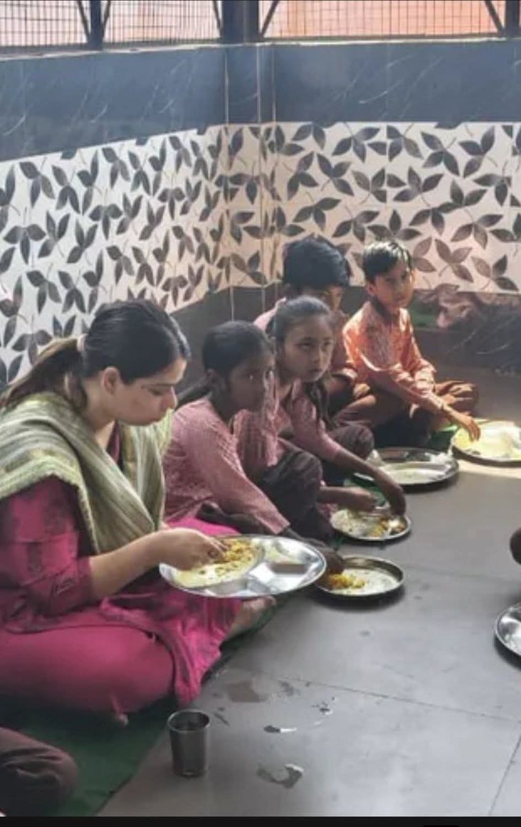 Vickysharm67551's tweet photo. वाह बहन जी आपने मन मोह लिया ये सुंदर तस्वीर उठ उठ कर बोल रही के आज हमारा बिजनौर एक ऐसे हाथी में हे जो एक अद्भुद मार्गदर्शक हे 

हर रोज गिर कर भी मुकम्म�� खड़े हे 
ए जिंदगी 
देख मेरे हौसले तुझसे भी बड़े हे @dmbijnor @myogiadityanath @HarjindraKour @PMModiNews https://t.co/tlBV6ilQv7