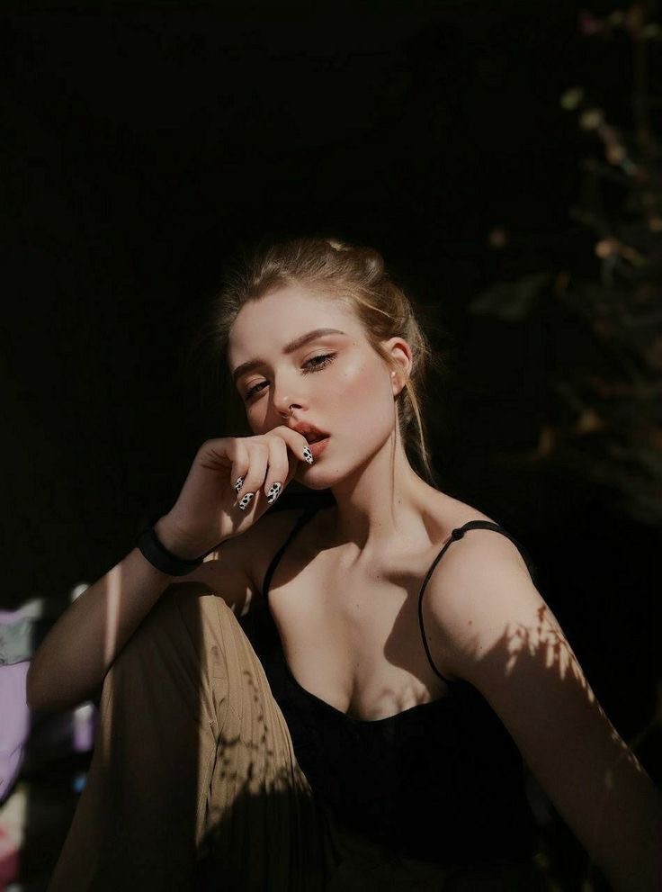 ❦

•

✨ 

“أخطرُ ما فيَّ…
أنني لا أُشبهُ أحدًا.”
— نزار قباني

♥️

وأقولُ #بقلمي الواثقِ الواعي:

يُعجبُني مَن يُحاول…
لكن يُدهِشُني
مَن ينجحُ في الوصولِ إليَّ.

✨ 

✦ خربشاتٌ من روح ريم ✦

•

❦