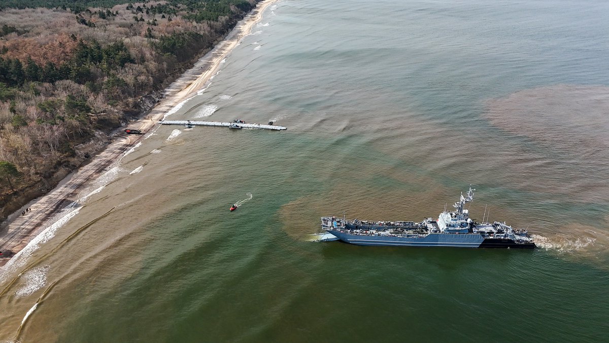 kerutya's tweet photo. ポーランド軍は海軍のルブリン級輸送艦「トルン」に搭載された陸軍第17機械化旅団の装甲車両を海軍の工兵大隊の浮き橋により港湾設備の無い海岸に直接揚陸させる演習を実施ですか。これにより迅速な部隊移送能力、任務の遂行能力が確認されたと https://t.co/rbjoU4DJYv