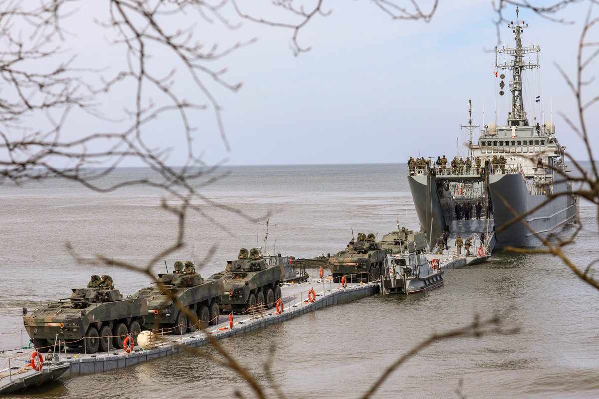 kerutya's tweet photo. ポーランド軍は海軍のルブリン級輸送艦「トルン」に搭載された陸軍第17機械化旅団の装甲車両を海軍の工兵大隊の浮き橋により港湾設備の無い海岸に直接揚陸させる演習を実施ですか。これにより迅速な部隊移送能力、任務の遂行能力が確認されたと https://t.co/rbjoU4DJYv