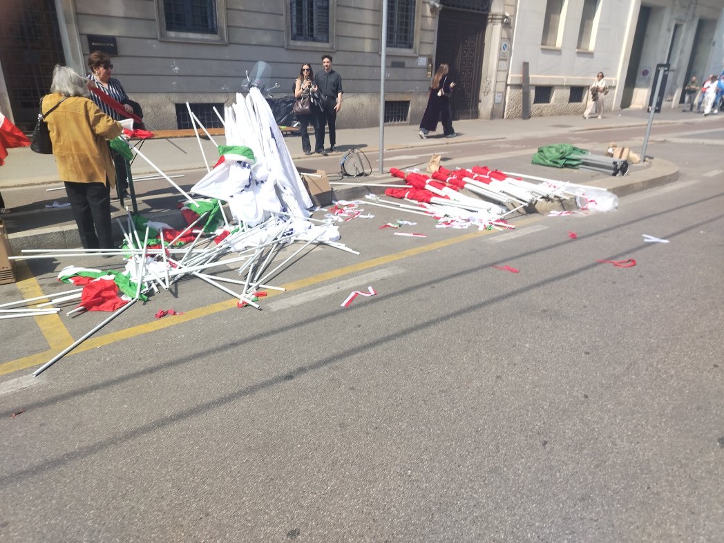 Avevano ordinato tante bandiere con i soldi dell'Europa.
Erano talmente pochi che a corteo iniziato le bandiere sono quasi tutte lì.