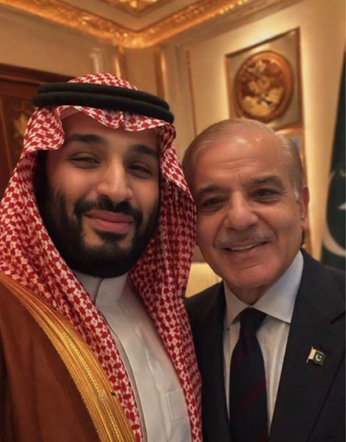 AlamgirZeb132's tweet photo. اس سال کی بہترین سیلفی ۔
أفضل سيلفي لهذا العام ۔

🇵🇰🤝🇸🇦 https://t.co/E0QRT9lvab