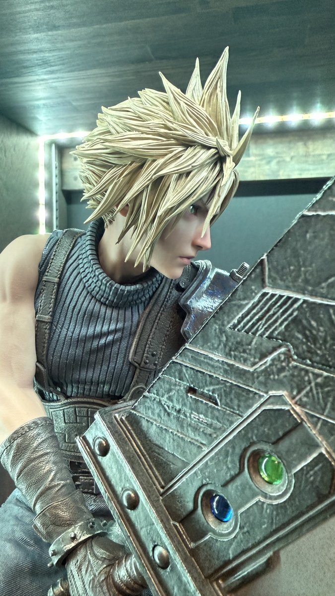 figure_statue's tweet image. 重い腰を上げ
ようやくクラウドも開封しました📦
セフィロスも良かったですが
クラウドもどの角度からでも見れます😍
並べて飾ると最高🥳
ザックスやエアリスも待ち遠しいです😚
＃Cloud Strife 
＃FF7R 
＃prime1studio 
＃statue