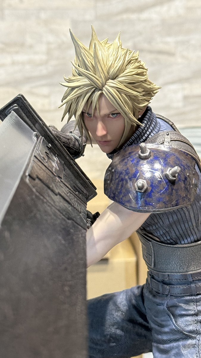 figure_statue's tweet image. 重い腰を上げ
ようやくクラウドも開封しました📦
セフィロスも良かったですが
クラウドもどの角度からでも見れます😍
並べて飾ると最高🥳
ザックスやエアリスも待ち遠しいです😚
＃Cloud Strife 
＃FF7R 
＃prime1studio 
＃statue