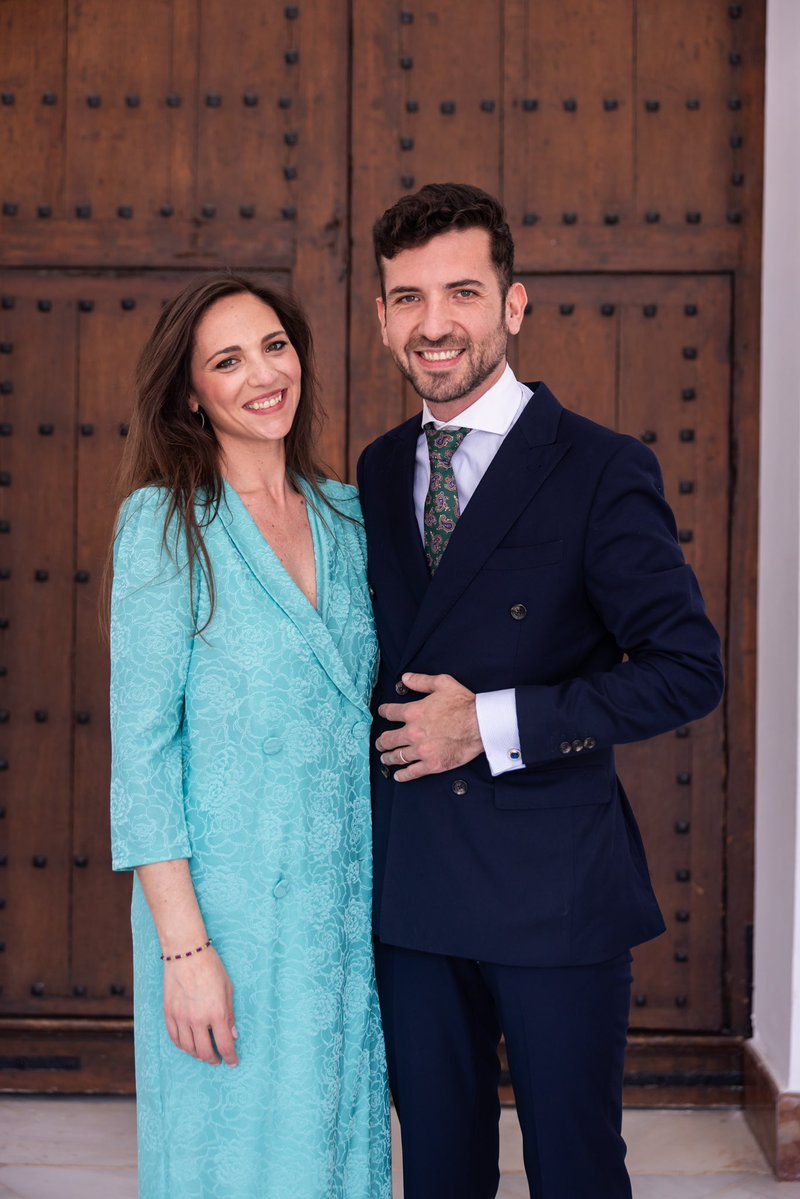 Dicen que hay personas que no caminan: resisten.

Y ella es de esas.

No porque la vida la haya tratado suave —al contrario—, sino porque aprendió a levantarse con el polvo todavía en los hombros y la mirada limpia, como si cada caída fuera solo un ensayo de su próxima victoria.