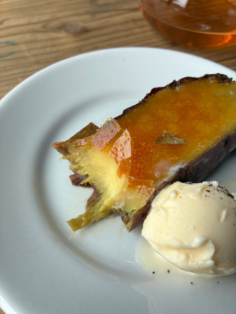 見て。焼き芋のブリュレアイス添え。
上にパリパリしてるの乗っててお芋はとろけるように甘くて