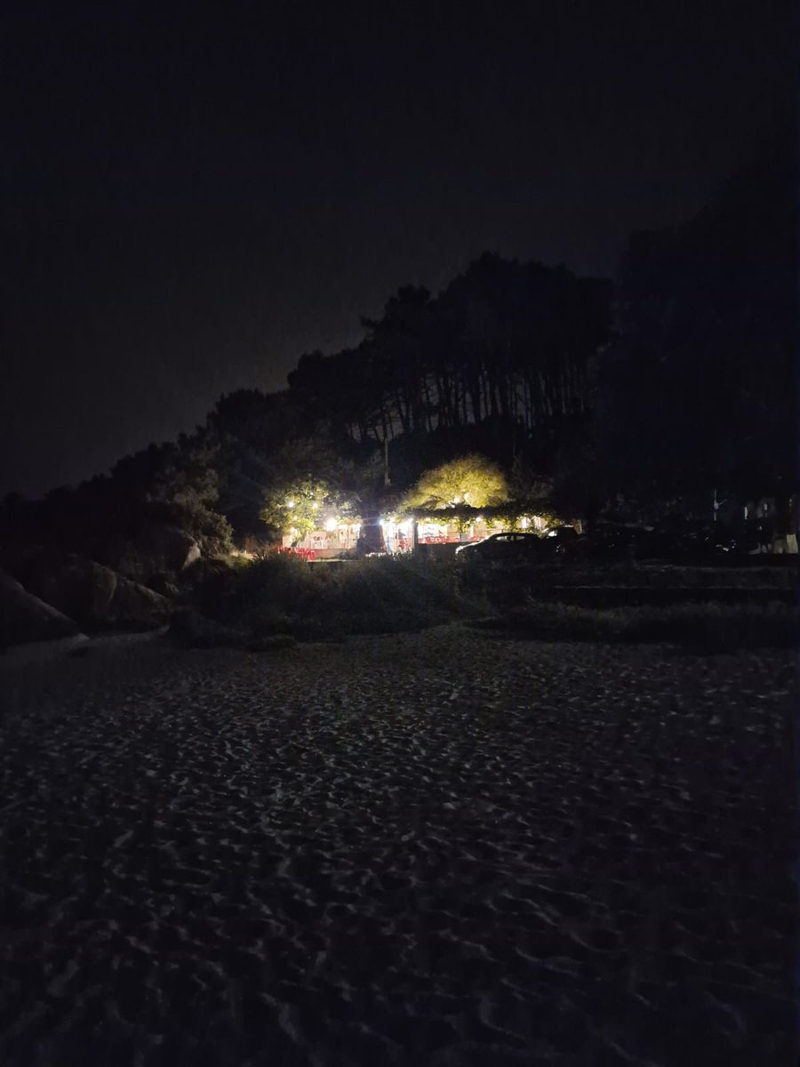 Ese chiringuito solitario iluminado en la noche de Bueu es lo más cerca que he estado del paraíso
