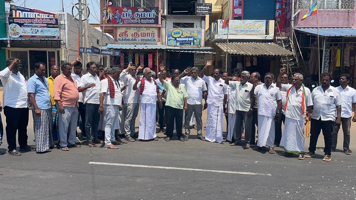 editions_rasu's tweet photo. #TNWillFightTNWillWin 
பாப்பாரப்பட்டி பேரூர் கழக மக்கள் தொகை கட்டுப்பாட்டை சிறப்பாக செயல்படுத்திய தமிழ்நாடு உள்ளிட்ட தென் மாநிலங்கள் பாதிக்கும் வகையில் அறிமுகப்படுத்தப்பட்ட  பாராளுமன்ற தொகுதி மறு வரையறை மசோதா தோற்கடிக்கப்பட்டதை  பட்டாசு வெடித்து இனிப்பு வழங்கி கொண்டாடப்பட்டது. https://t.co/JbSs93nCJT