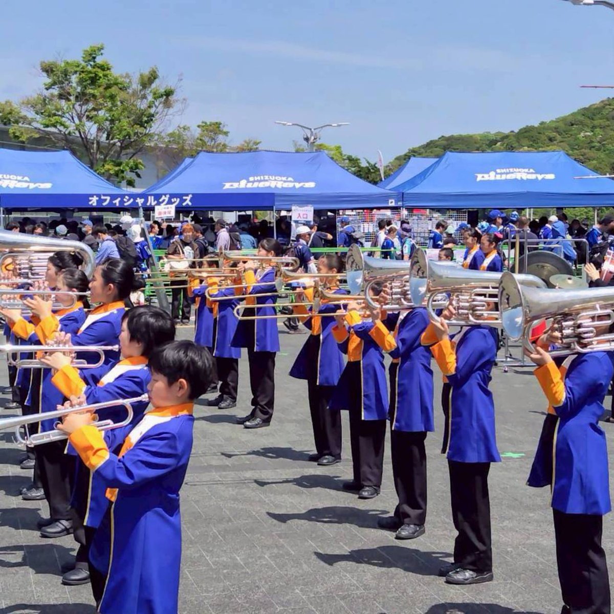 SouthWinds2002's tweet photo. 今日も元気にマーチング🎶

本日エコパにて
#静岡ブルーレヴズvs#埼玉パナソニックワイルドナイツ戦が開催され、スタジアム前で演奏させて頂きました🌸

新入団員も横断幕を掲げて初参加✨

いろいろな気持ちを込めて演奏した『Flower』
この思いが、見に来て下さった方々にもきっと届いたと思います✨ https://t.co/gNEoom8TAM
