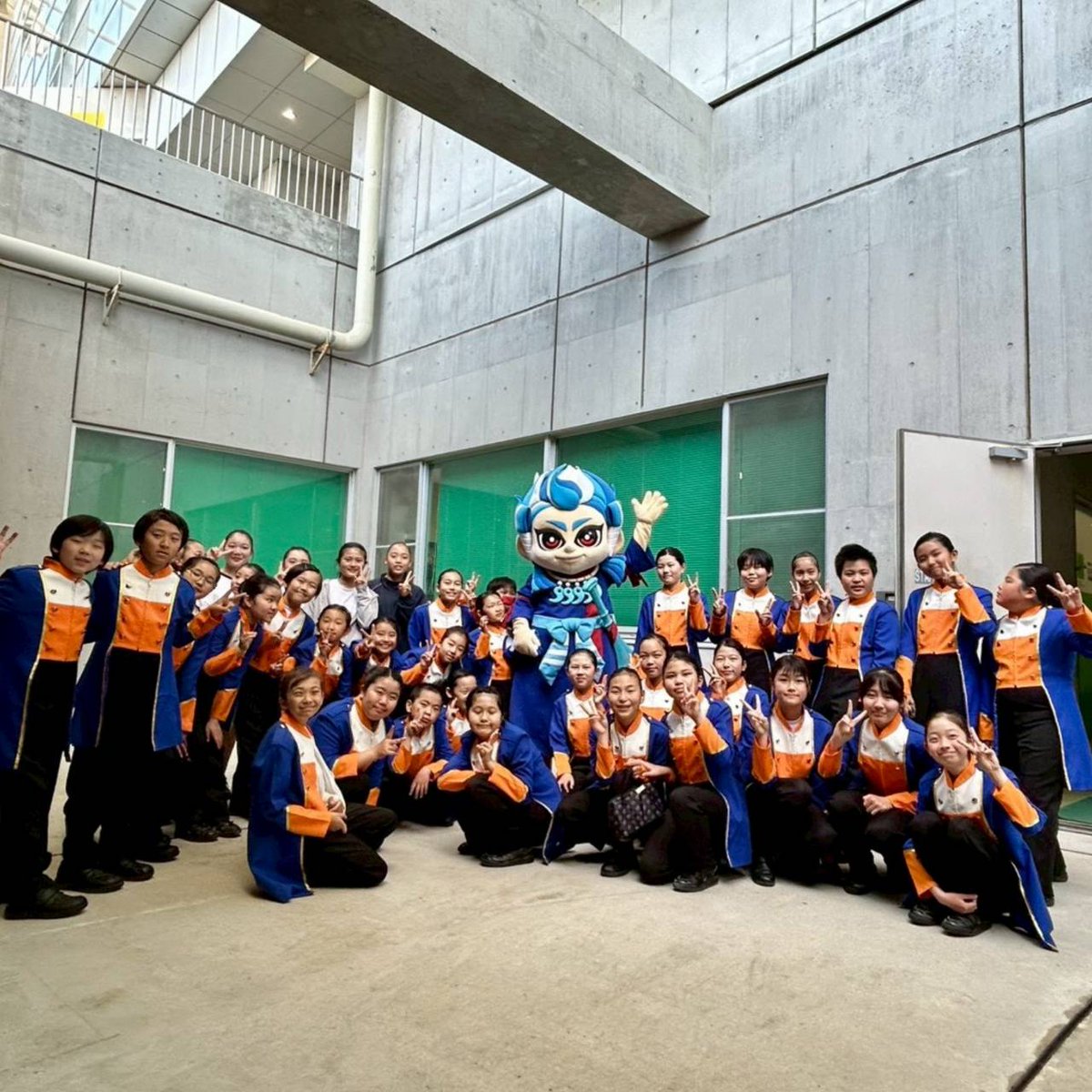 今日も元気にマーチング🎶

本日エコパにて
#静岡ブルーレヴズvs#埼玉パナソニックワイルドナイツ戦が開催され、スタジアム前で演奏させて頂きました🌸

新入団員も横断幕を掲げて初参加✨

いろいろな気持ちを込めて演奏した『Flower』
この思いが、見に来て下さった方々にもきっと届いたと思います✨