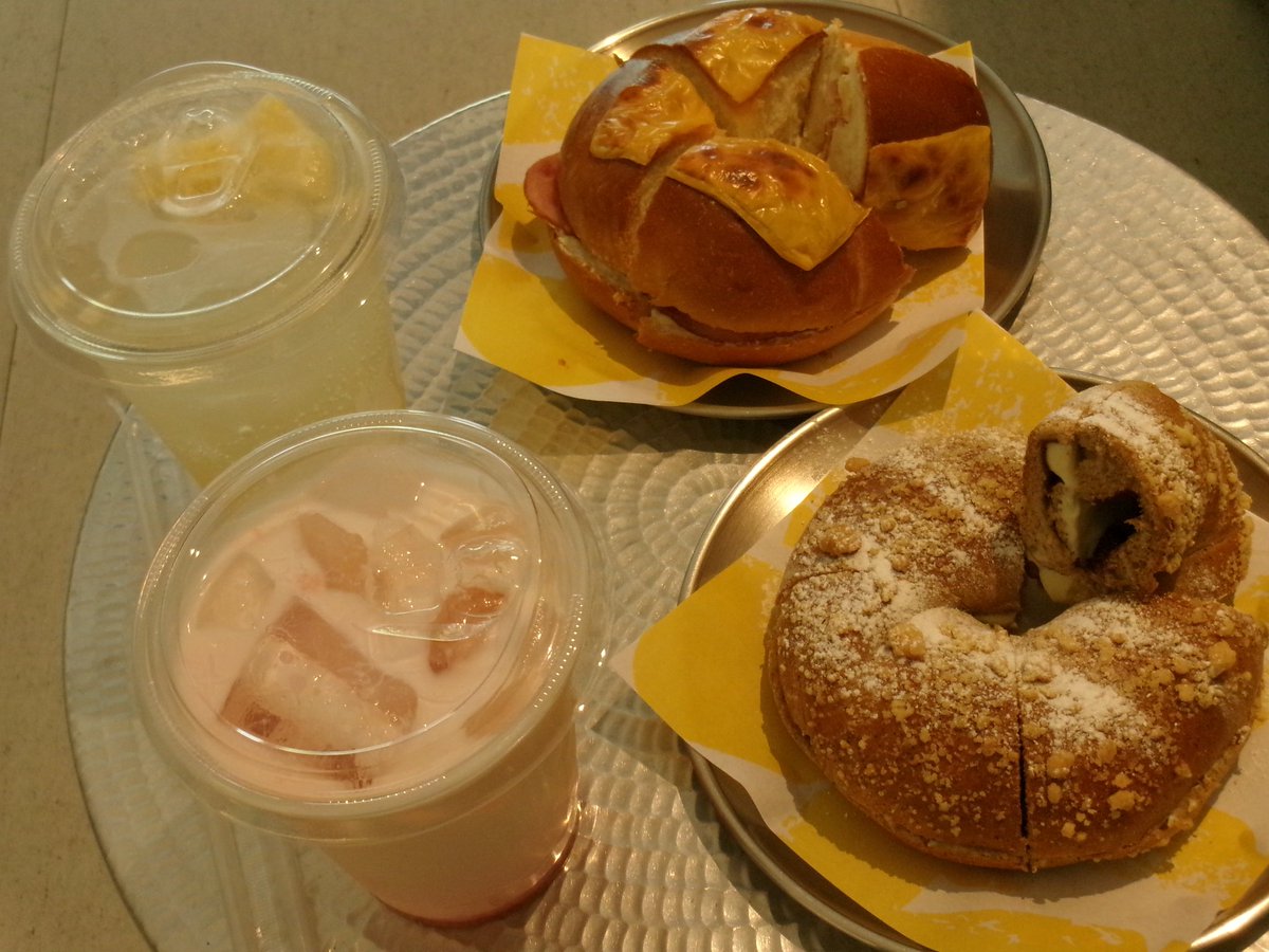 airarchv's tweet photo. today's crumbs with my camera 🥐

((akulah si pecinta digicam kodak itu)) https://t.co/5xDZCli1t5